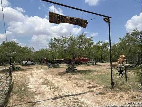 1440 County Road 429, Pleasanton, TX 78064