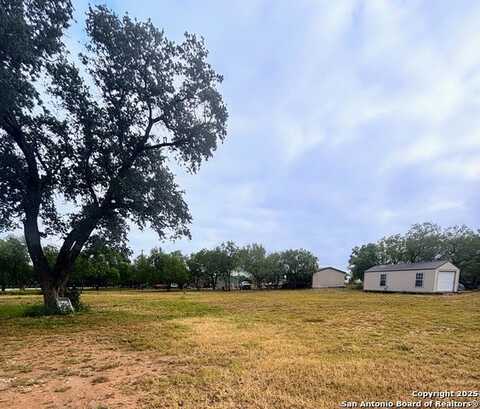 134 County Road 2664, Devine, TX 78016