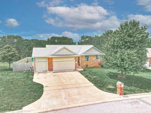 1201 Forrest Glenn Dr, Arkansas City, KS 67005