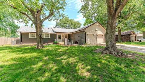 1600 E Carolyn St, Derby, KS 67037
