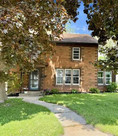 702 W Burnett Street, Beaver Dam, WI 53916