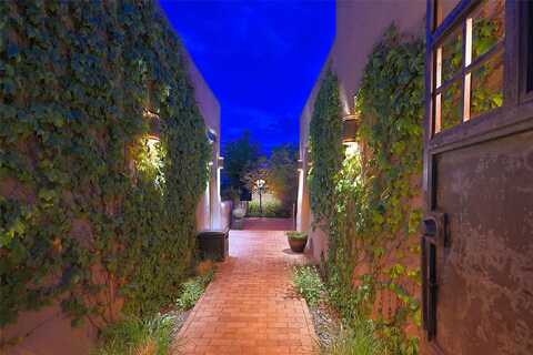 35 Via Pampa, Santa Fe, NM 87506