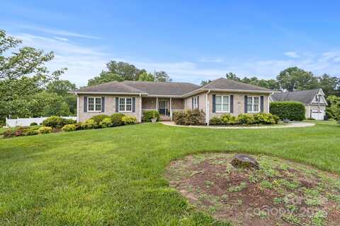 390 Classic Oaks Circle, Hendersonville, NC 28792