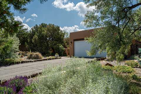 678 Callecita Jicarilla, Santa Fe, NM 87505