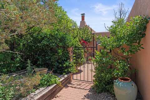 1810 Calle De Sebastian, Santa Fe, NM 87505