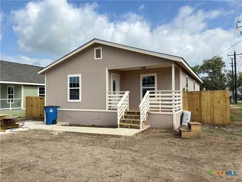 710 E 5th Street, Nixon, TX 78140