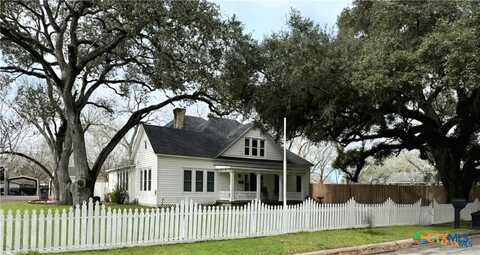 327 S Pumphrey Street, Edna, TX 77957