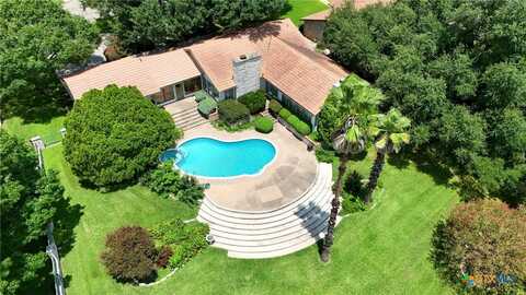 210 Oak Creek Circle, Luling, TX 78648
