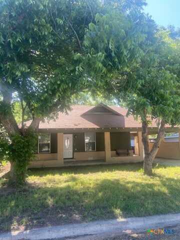 615 S Laurel Avenue, Luling, TX 78648