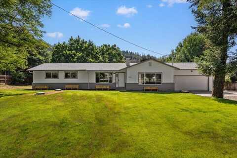 896 W Evans Creek Road, Rogue River, OR 97537