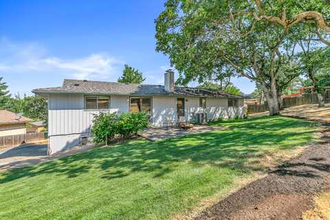1560 Cambridge Circle, Medford, OR 97504