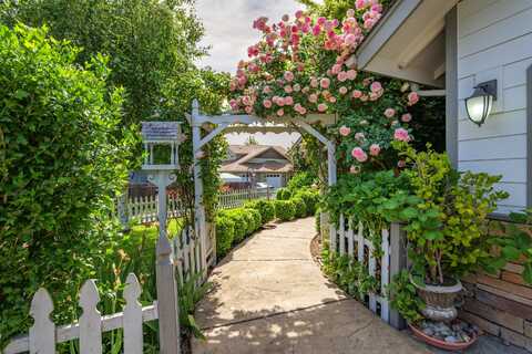 817 NW Pawn Way, Grants Pass, OR 97526