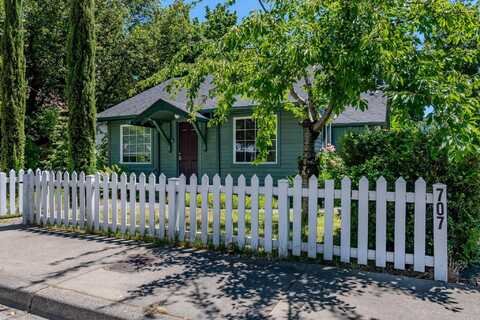707 SW G Street, Grants Pass, OR 97526