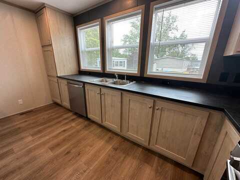 320 Yorkshire, Newport, MI 48166
