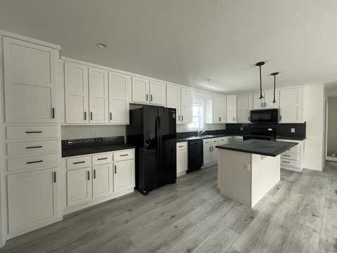 1118 Rochford Dr, Wayland, MI 49348