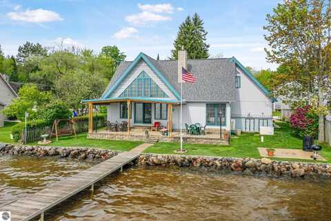 309 S Lake Drive, Cadillac, MI 49601