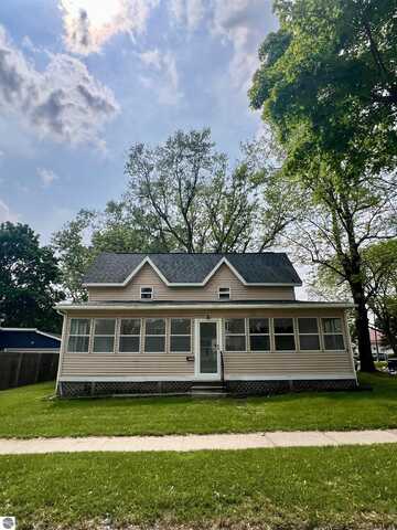 823 Pine Avenue, Alma, MI 48801