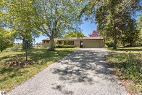 906 Michigan Avenue, Frankfort, MI 49635
