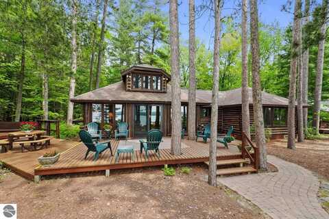 100 Flag Point Drive, Roscommon, MI 48653