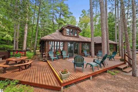 100 Flag Point Drive, Roscommon, MI 48653