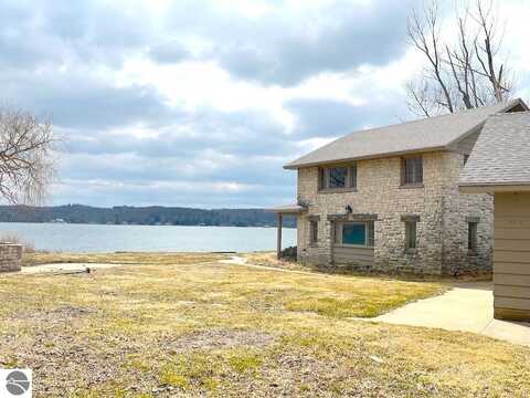 3171 Midway Drive, Onekama, MI 49675