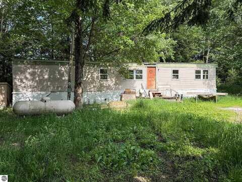 7671 S 27 Road, Cadillac, MI 49601