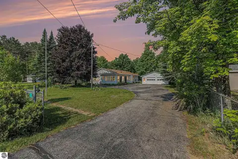 2902 North Drive, Traverse City, MI 49685