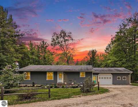 6313 E 34 1/2 Road, Cadillac, MI 49601