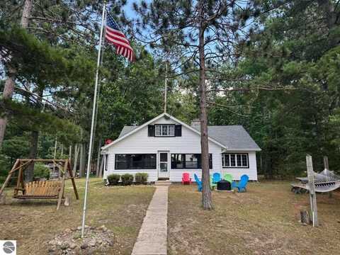 215 Pine Bluffs Road, Roscommon, MI 48653
