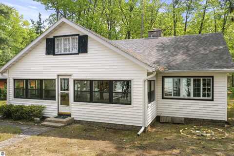 215 Pine Bluffs Road, Roscommon, MI 48653