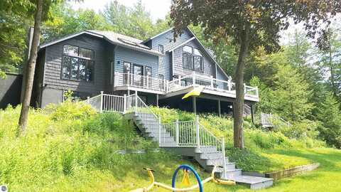 1571 N South Long Lake Road, Traverse City, MI 49685