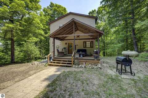 3721 W 18 Road, Mesick, MI 49668