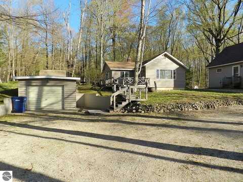 8769 S Dunns Farm Road, Maple City, MI 49664