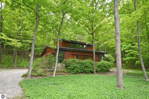 4365 W Burdickville Road, Maple City, MI 49664