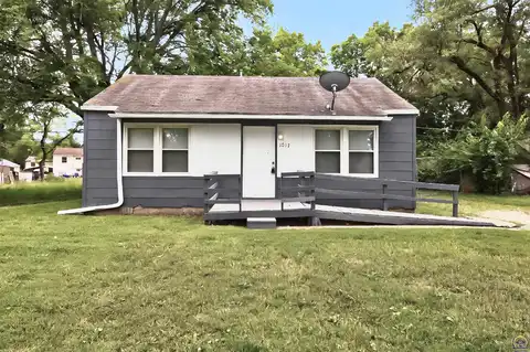 1017 SE Pinecrest DR, Topeka, KS 66605