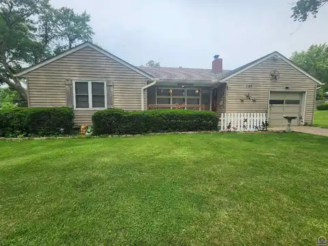 1145 SW Meadow LN, Topeka, KS 66604