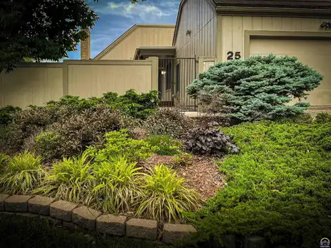 25 SW Pepper Tree LN, Topeka, KS 66611