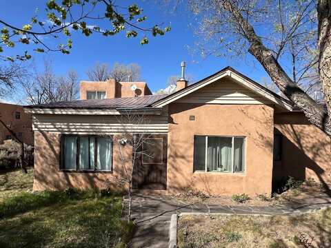 209 Herdner Road, Taos, NM 87571