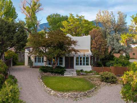115 Quesnel, Taos, NM 87571