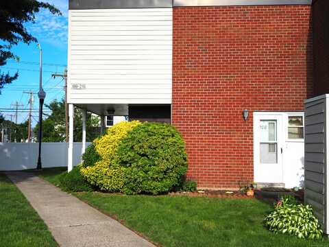 208 West Walk, West Haven, CT 06516