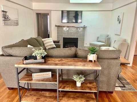 526 W Myrtle Avenue, Visalia, CA 93277