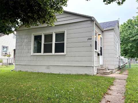 2919 E Walnut Street, Des Moines, IA 50317