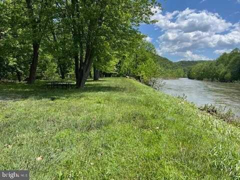 28 BLUFFS ROAD, SPRINGFIELD, WV 26763