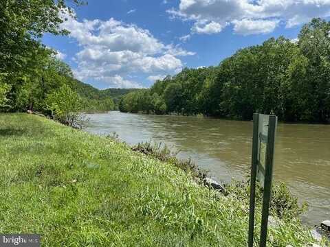 28 BLUFFS ROAD, SPRINGFIELD, WV 26763