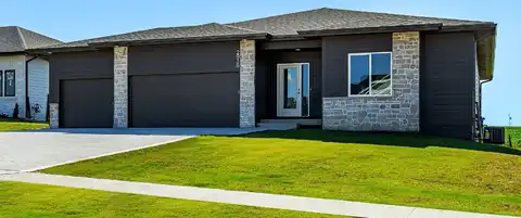 2938 NW Beechwood Drive, Grimes, IA 50111