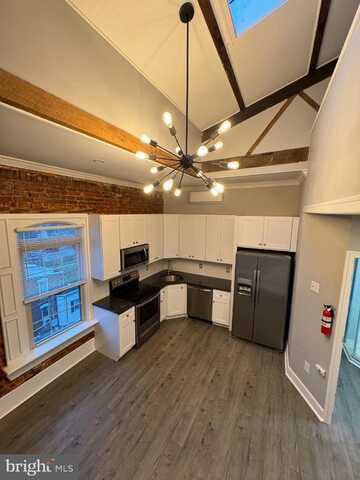 13 N 4TH AVE, ROYERSFORD, PA 19468