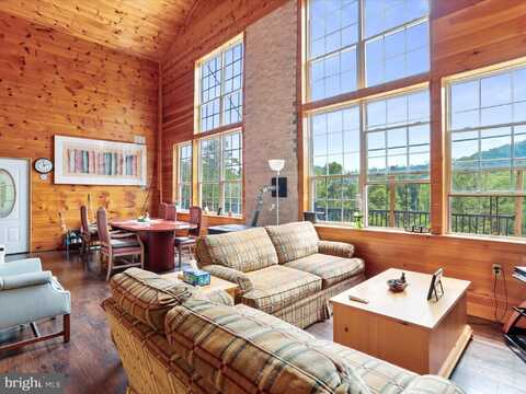 8864 MAGNOLIA RD, GREAT CACAPON, WV 25422