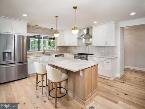 581 WOODLAND DRIVE, WAYNE, PA 19087