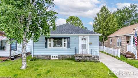 512 W F, Iron Mountain, MI 49801