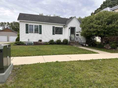 523 E 1 St., Sumner, IA 50674